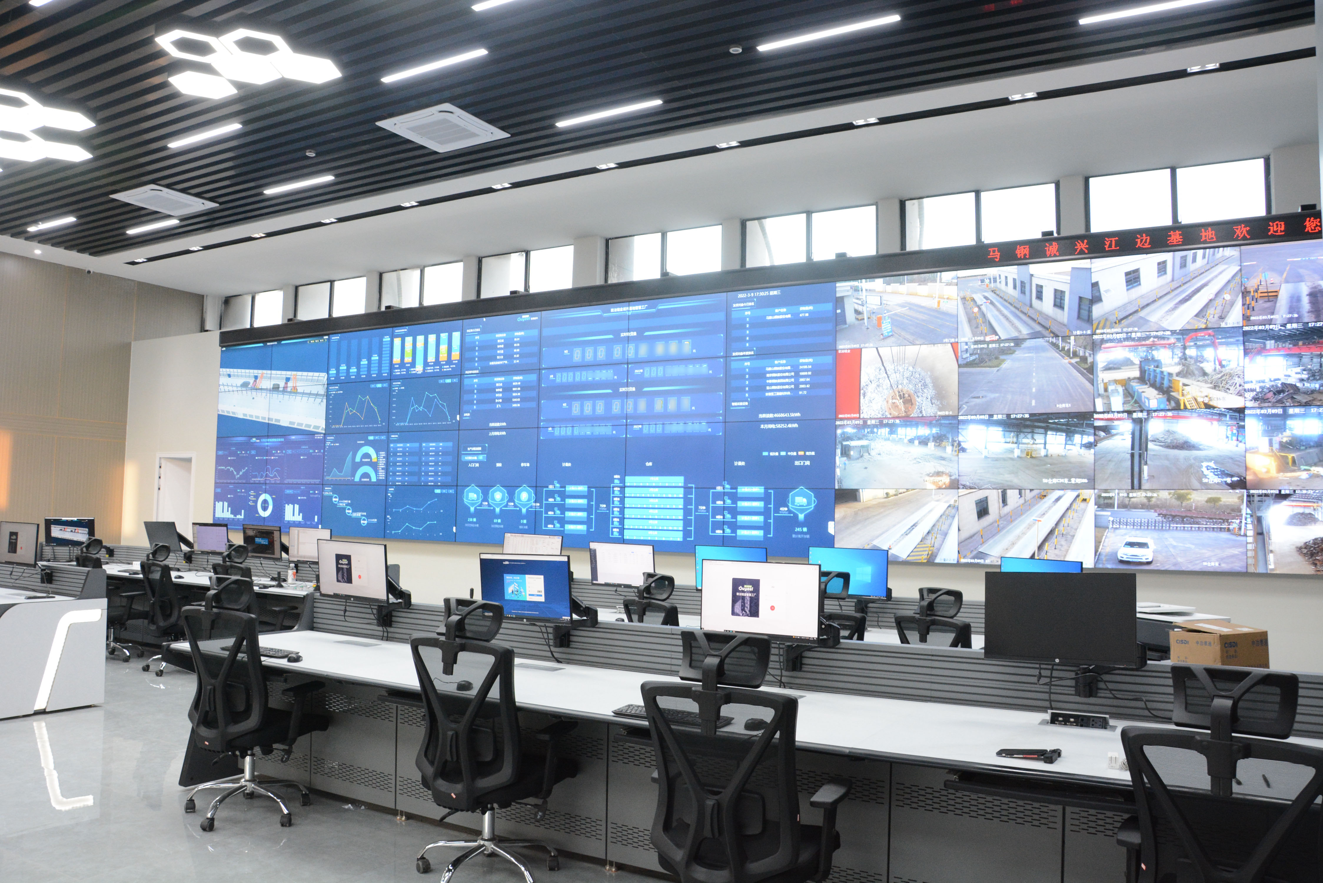 中控室2.JPG 中控室2.JPG